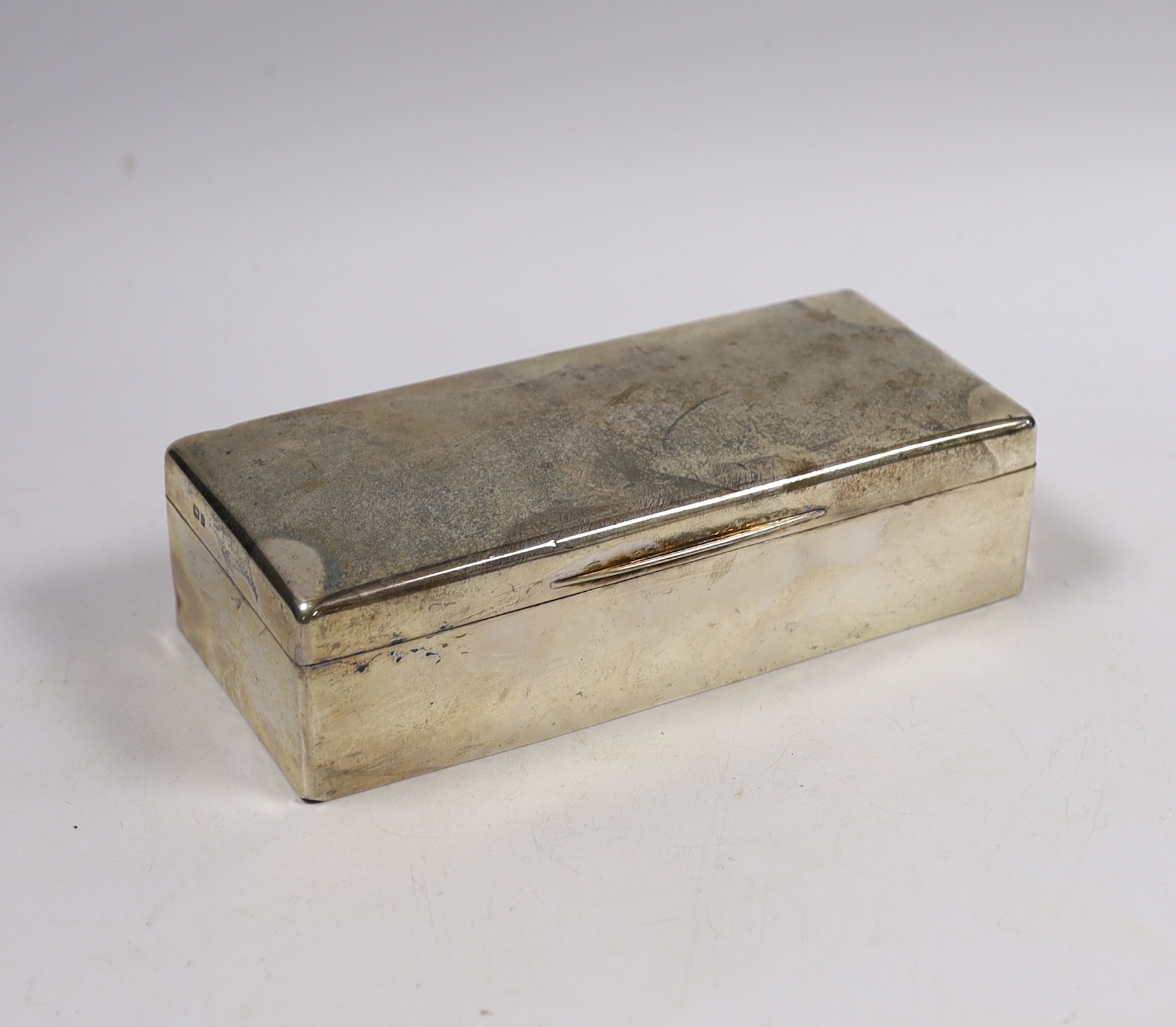 A George V silver rectangular cigarette box, London, 1918, 20.3cm.
